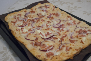 Flammkuchen met spek en ui