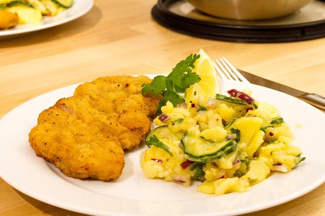 Krokante schnitzel met kaaskoekjes