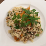 Parelcouscous met peperige makreel