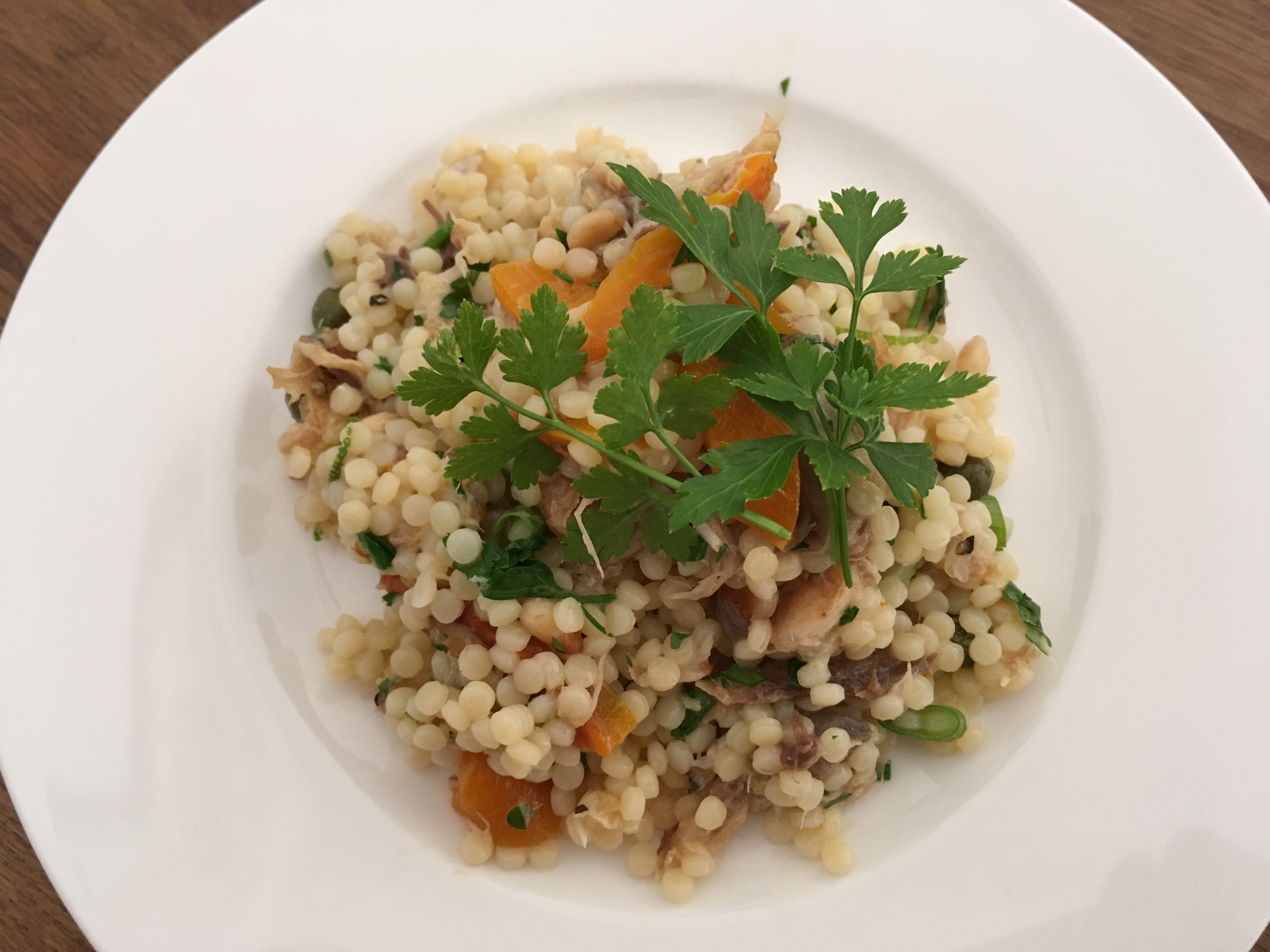 Parelcouscous met gegrilde paprika en peperige makreel